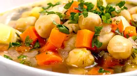 Sopa_de_Garbanzos_al_Limón_Sopa_Cítrica_Sabrosa_Estofado_Saludable_Plato_Vegetariano_Sabor_a_Garbanzo_Aroma_a_Limón_Nutritivo_Tazón_Ligero_y_Fresco_Receta_Ayurvédica_Satisfactoria_Sopa_Fácil_de_Preparar_Bondad_Hecha_en_Casa_Comida_Ayurvédica_Ayurveda